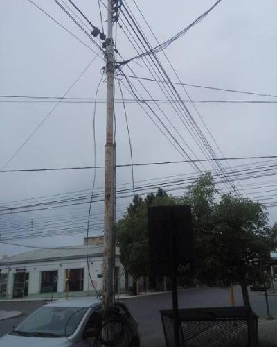 Es preocupante la cantidad de cables que sostienen los postes de la luminaria p�blica