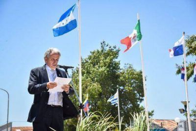 Gastón encabezó el acto por el “Día de la Recuperación de la Democracia”