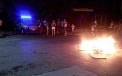 Sarand�: Los vecinos cortaron la calle en protesta por falta de luz