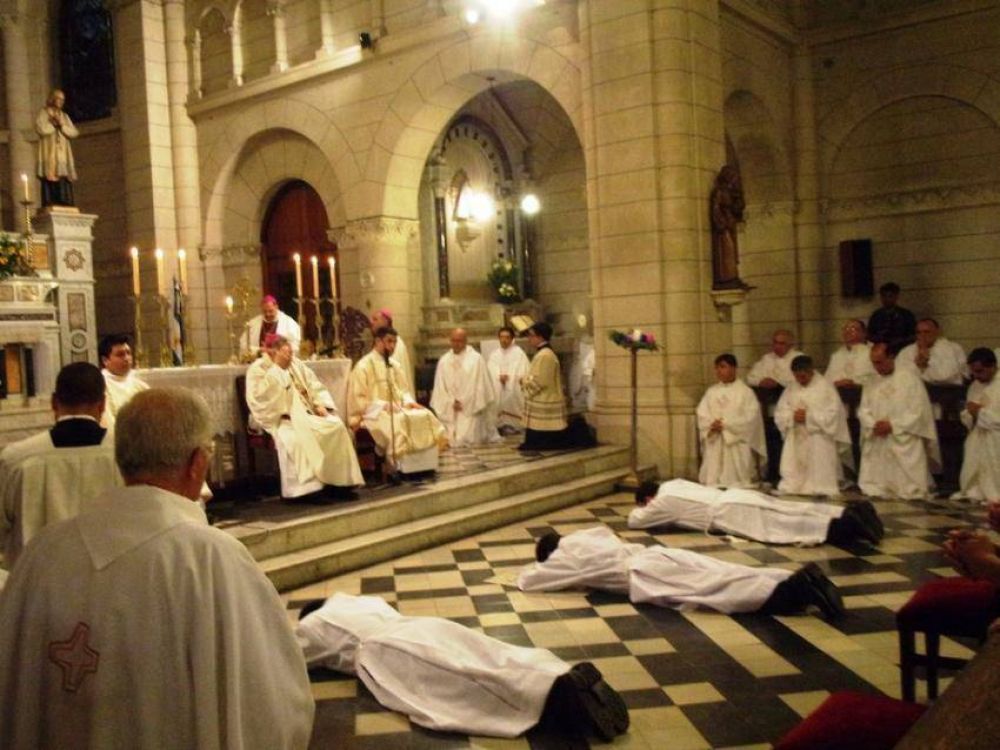 Mons. Aguer orden� tres di�conos, en camino al sacerdocio
