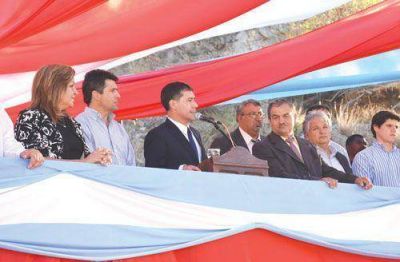 Casas inaugur� obras en Juan Facundo Quiroga