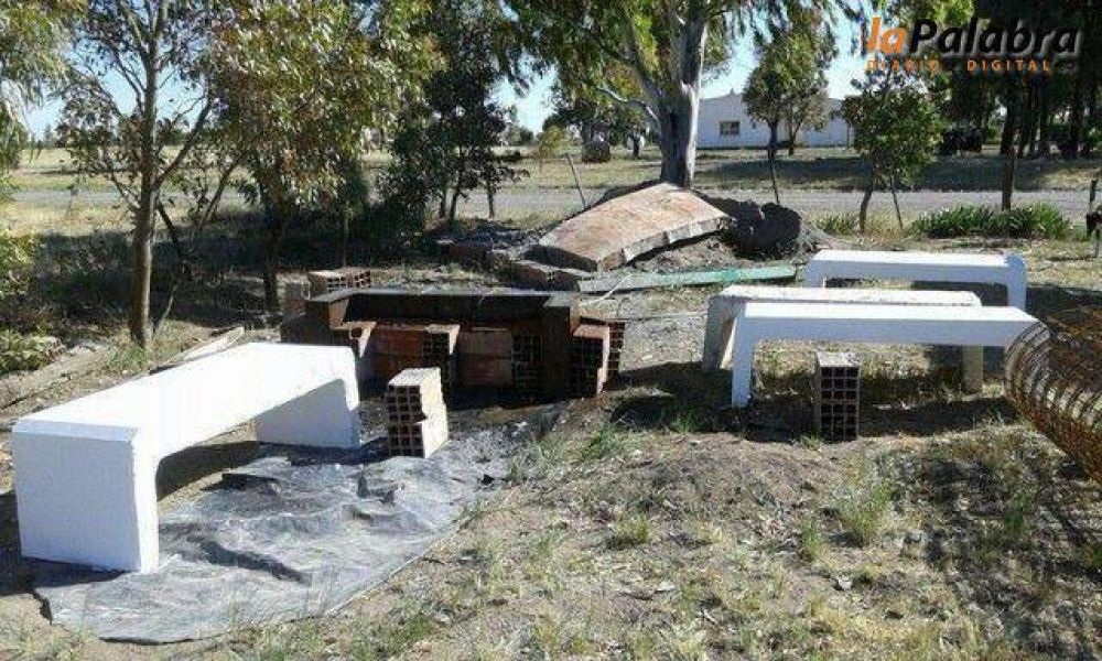 Integrantes de las cooperativas de Argentina Trabaja confeccionan bancos para las plazas del distrito