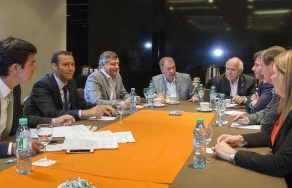 Peppo y ocho gobernadores ms piden a Macri una mesa de dilogo