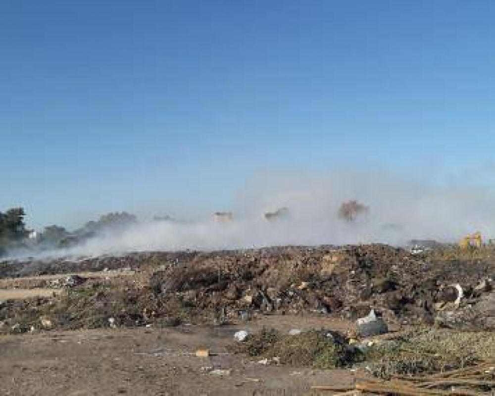 Basural: Llevar� tres d�as apagar el incendio