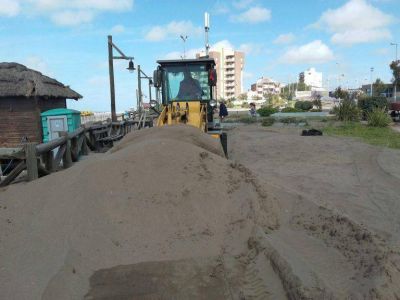 Monte Hermoso: Luego de dos d�as de sudestada, intensos trabajos de limpieza sobre la Costanera