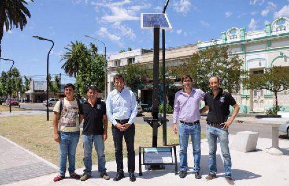 Bucca present el primer cargador solar de celulares de uso pblico