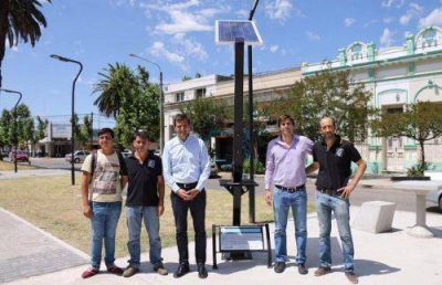 Bucca present� el primer cargador solar de celulares de uso p�blico