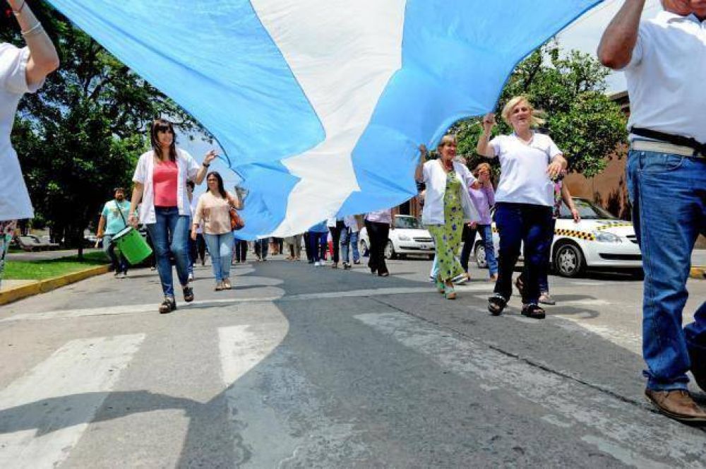 Pasar�n a planta del Estado a 2.500 trabajadores de la salud