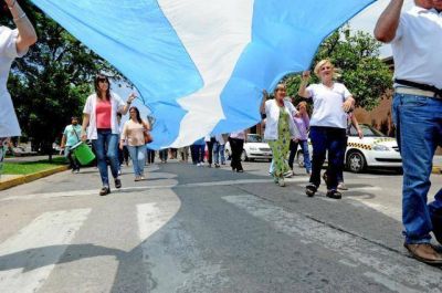 Pasar�n a planta del Estado a 2.500 trabajadores de la salud