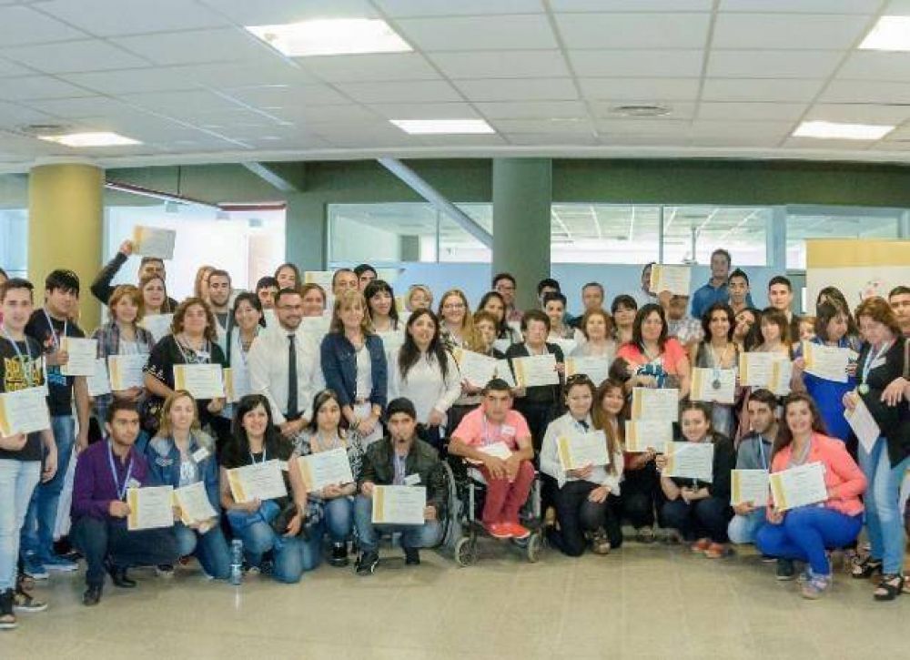 Unos 90 adultos finalizaron sus estudios en las Escuelas P�blicas Digitales