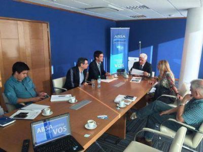 El diputado Buil y dirigentes pol�ticos de Pehuaj� en ABSA por la faltante de agua para consumo
