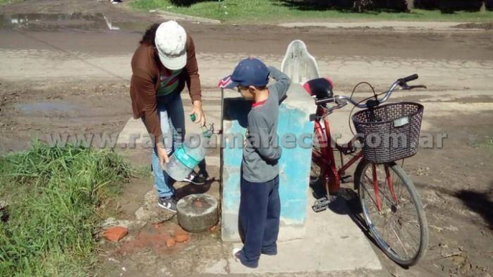 Desde hace 15 aos, vecinos buscan agua potable en una canilla pblica