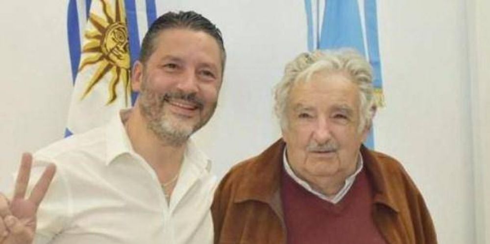 Menndez junto a Mujica record a Artigas: 