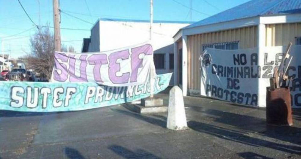 Presentan firmas contra la criminalizacin de la protesta en Tierra del Fuego