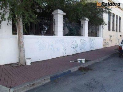 Recuerdan ordenanza que prohibe realizar grafittis y pegar afiches en muros de Patagones