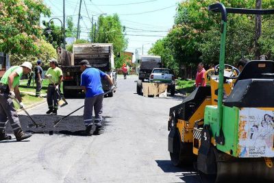 Andreotti recorri� obras de asfalto en los barrios Hardoy, La Paz y H�roes de Malvinas