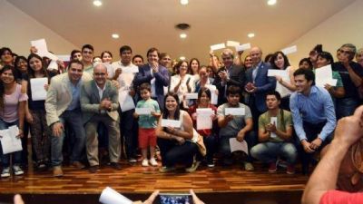 Corpacci y Cano entregaron 2 millones de pesos a j�venes emprendedores