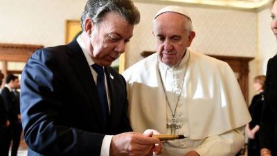 El Papa se reunió con Santos y Uribe y los invitó al 