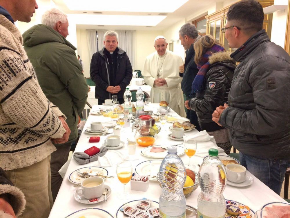 El Papa desayun con 8 personas sin hogar