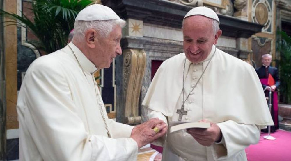 Benedicto XVI salud al Papa Francisco por su 80 cumpleaos