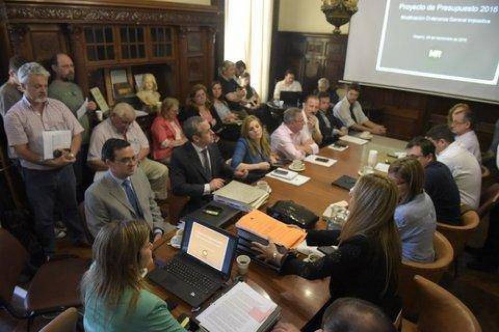 Un castillo de naipes para aprobar el presupuesto y el endeudamiento municipal