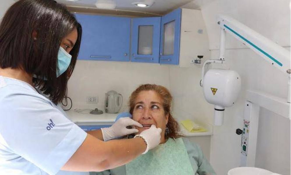 Se entregaron 100 pr�tesis dentales gratuitas a vecinos de Pilar