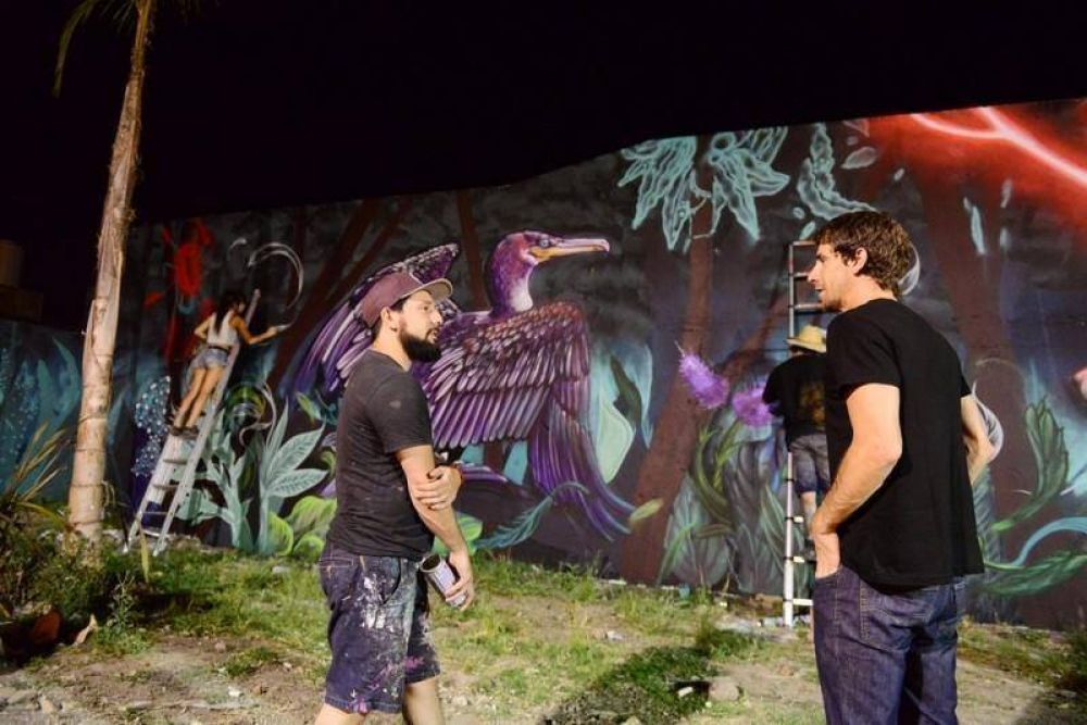 El reconocido artista Martn Ron pint el mural de la Plaza del Bicentenario