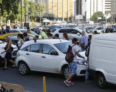 El paro de transporte fue total y expuso una grieta en el sindicalismo