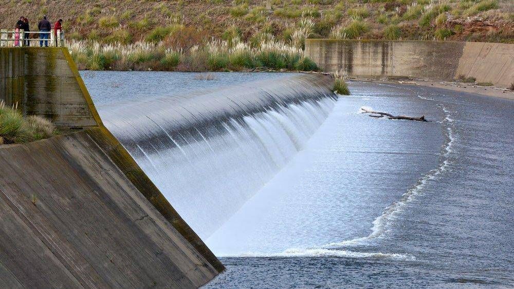 Afirman que hay agua, pero falta capacidad para potabilizarla y hacer reservas