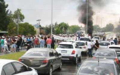 Paro y movilizaci�n de trabajadores qu�micos en Campana y Z�rate