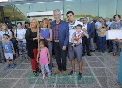 El Gobierno de San Luis comenz� con una marat�nica entrega de viviendas