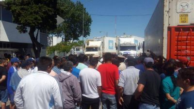 Estibadores protestan en el Consorcio del puerto