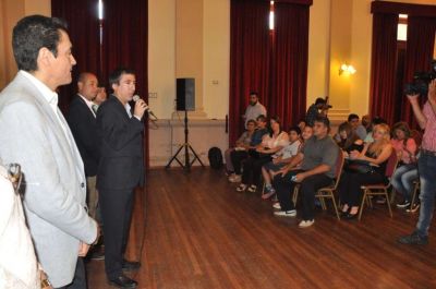 El gobierno provincial realiz� nuevas entregas de escrituras a 205 familias riojanas