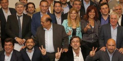 Intendentes, diputados y senadores se juntaron para 