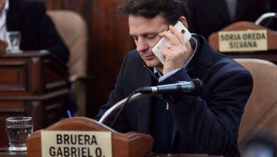 Gabriel Bruera sale al rescate de su hermano Mariano y le tira el fardo al alakismo