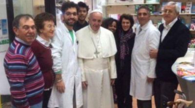 El papa Francisco fue personalmente a comprar zapatos a un local de Roma
