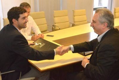 Passalacqua firm� convenio con Anses para financiar el d�ficit del IPS