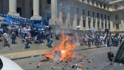 La Muni mult� a sindicatos y a un partido pol�tico por cortar calles y usar pirotecnia