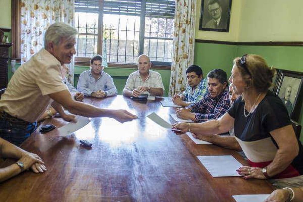 Las cooperadoras de los hospitales de Chillar y Cachar� recibieron una donaci�n de $ 23.000