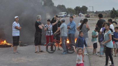 Vecinos de los barrios Aeropuerto y San Vicente cortaron la ruta por falta de agua
