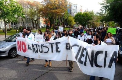 Cient�ficos locales se vuelven a movilizar por los recortes en el sector