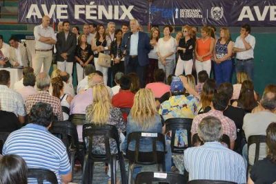 Alberto entreg� un bono a 2042 municipales de Pueyrred�n y Pringles