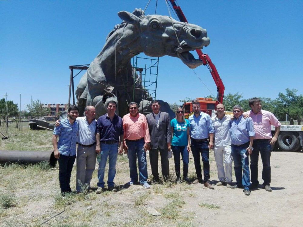 El gobernador Casas visit la obra del monumento a Juan Facundo Quiroga