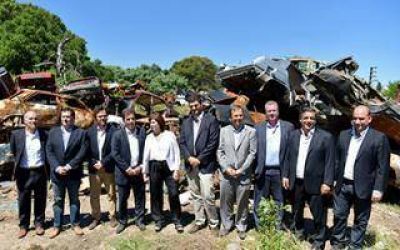 Bullrich y Ritondo encabezaron la compactaci�n de 950 veh�culos en Almirante Brown