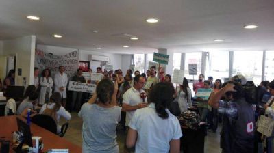 Toman oficinas del Conicet