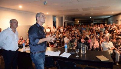 A 25 a�os del triunfo del peronismo local, Alak brind� con decenas de ex funcionarios