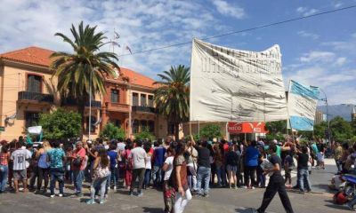 Cientos de desocupados reclamaron por planes sociales