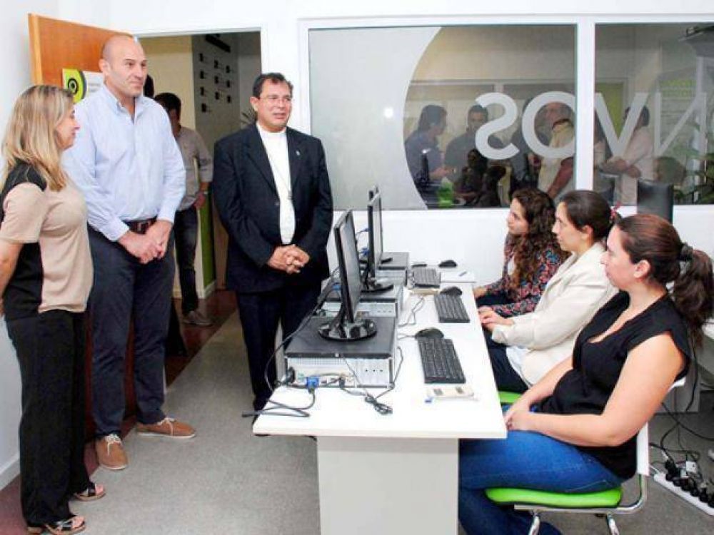 Molina recibi� a monse�or Tissera