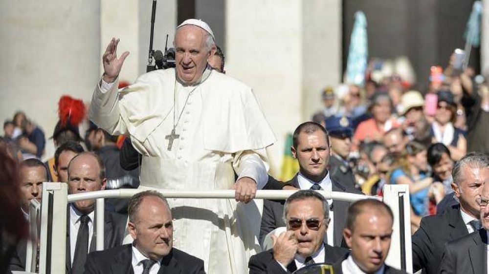 Antes de la misa de Gallo, Francisco salud� a Benedicto XVI por Navidad