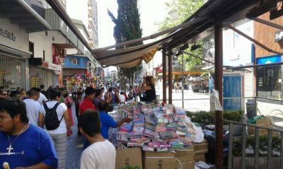 Sin controles, la Peatonal es tierra de los manteros